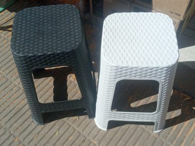 No tires tus viejas banquetas de plástico rotas: transformalas en una coqueta mesita para el living