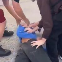 Adolescentes propinan golpiza a compañero de escuela y le fracturan el cráneo (Video)