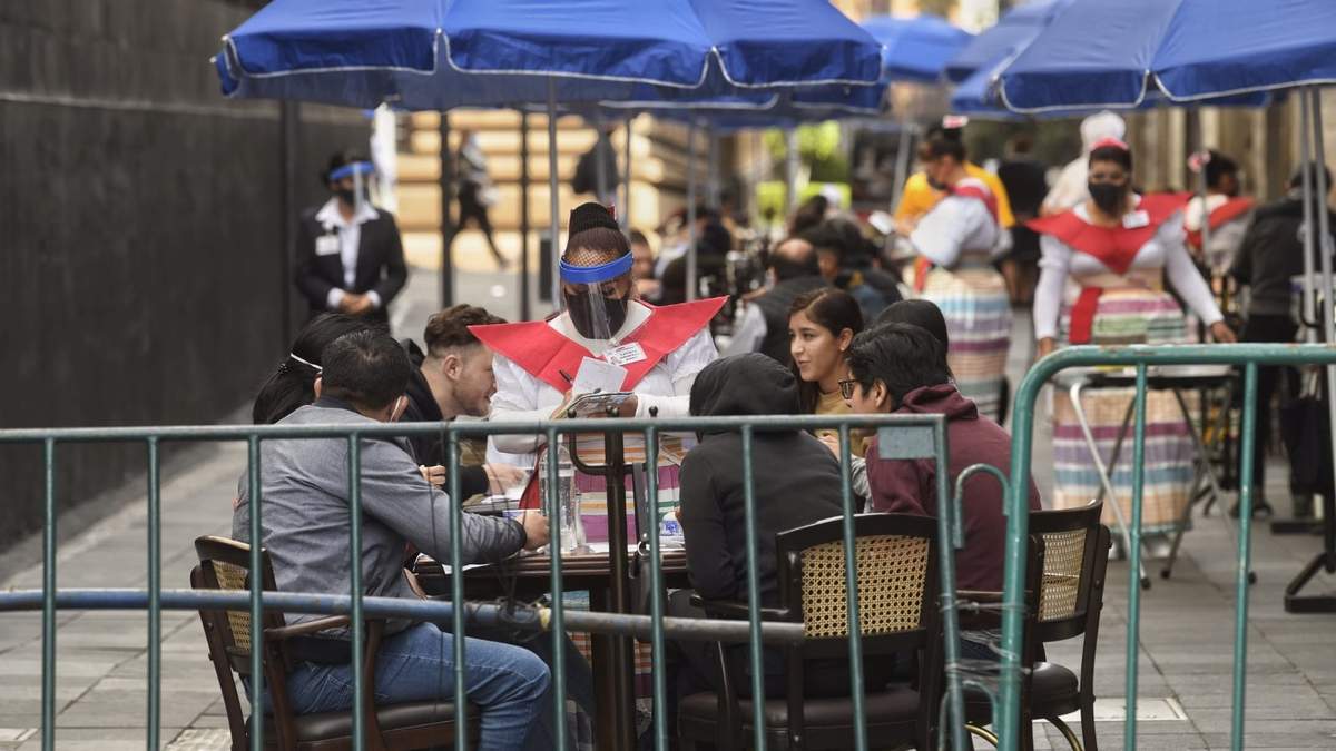 Capitalinos en un restaurante al aire libre en la CDMX