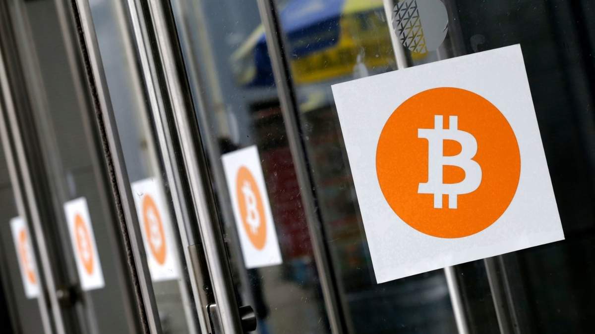 En logo de Bitcoin en una conferencia sobre criptomonedas en Nueva York el 7 de abril del 2014