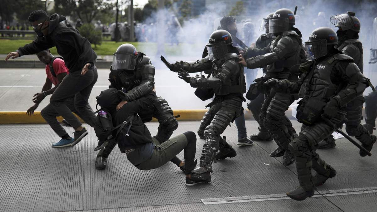 Policías colombianos arremeten contra los manifestantes en Bogotá, capital del país. Fuente: (Twitter)