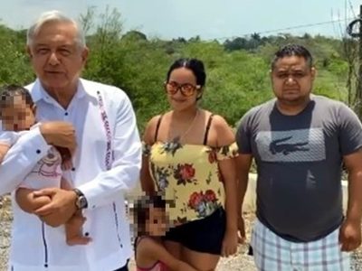 AMLO olvida sana distancia y convive con familia: carga y besa a una bebé