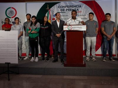 Acompañados por Rommel Pacheco, clavadistas llevan a la Cámara el conflicto con Ana Guevara