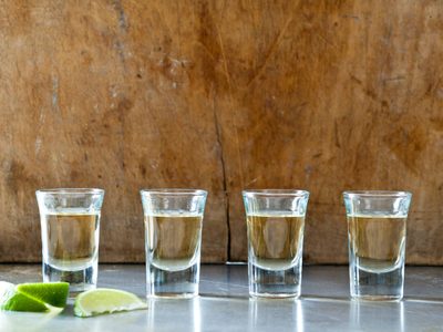 Si tenés vasitos tipo shots de tequila viejos o rotos, no los tires: creá estos hermosos portavelas, con estilo candelabro