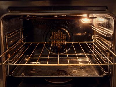 No sufras más: el secreto para quitar la grasa pegada de la parrilla del horno en tiempo récord
