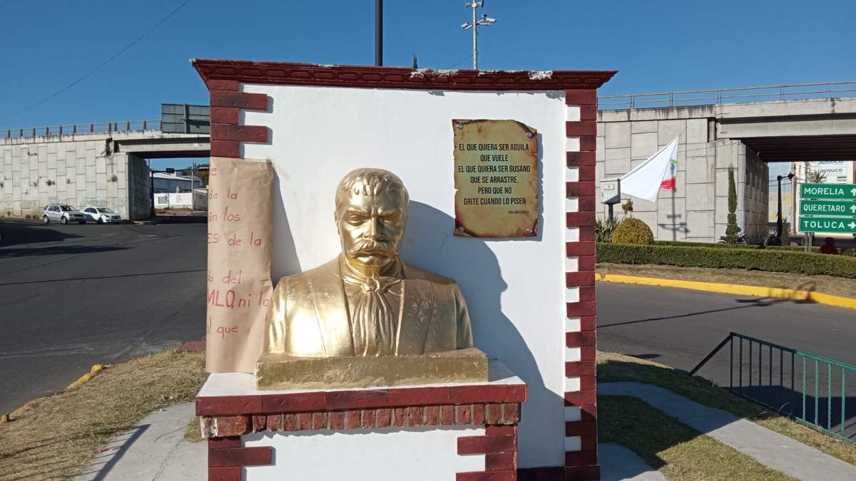 El busto de Emiliano Zapata en el pedestal