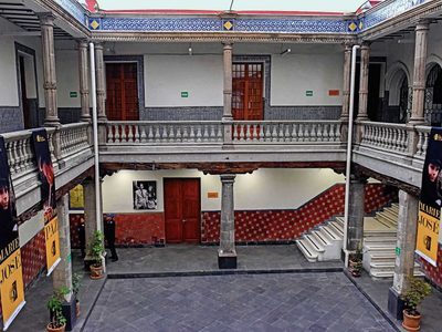 A una casona de Tacuba, los bienes de Octavio Paz; su archivo, quizás a El Colegio Nacional