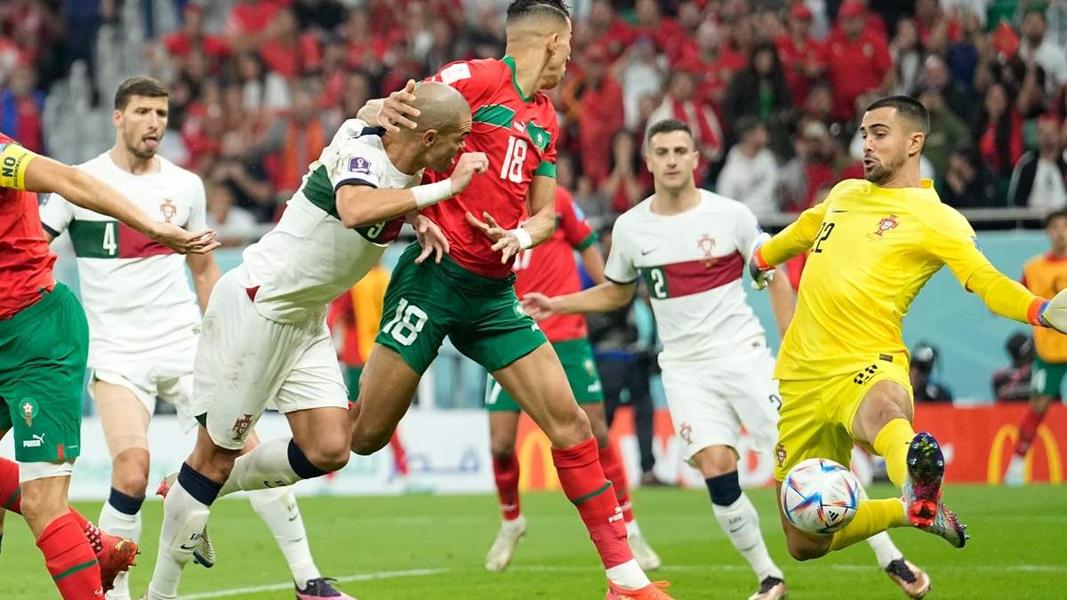 El arquero portugués Diogo Costa frente a un remate de Jawad El Yamiq en el estadio Al Thumama en Doha, Qatar