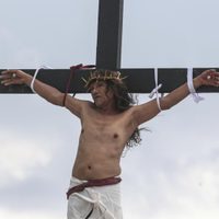 Aldeano filipino se hace crucificar por 35ta vez para rezar por la paz mundial