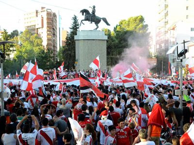 Video: el frenético festejo de los hinchas de River en Neuquén Capital