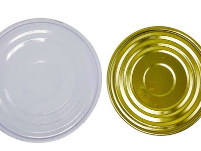 Si tenés un montón de tapas de latas vacías, no las tires: creá esto súper original para decorar las puertas de casa