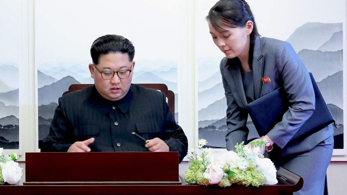 Kim Yo Jong junto a su hermano Kim Jong Un, los jefes del Gobierno norcoreano. Fuente: (Twitter)