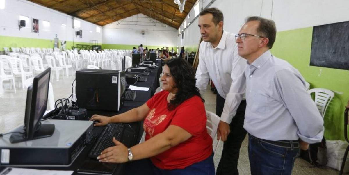 Lucas Castelli y Luis Bertolini en el operativo de planes sociales. Fuente: (Neuquén Informa).