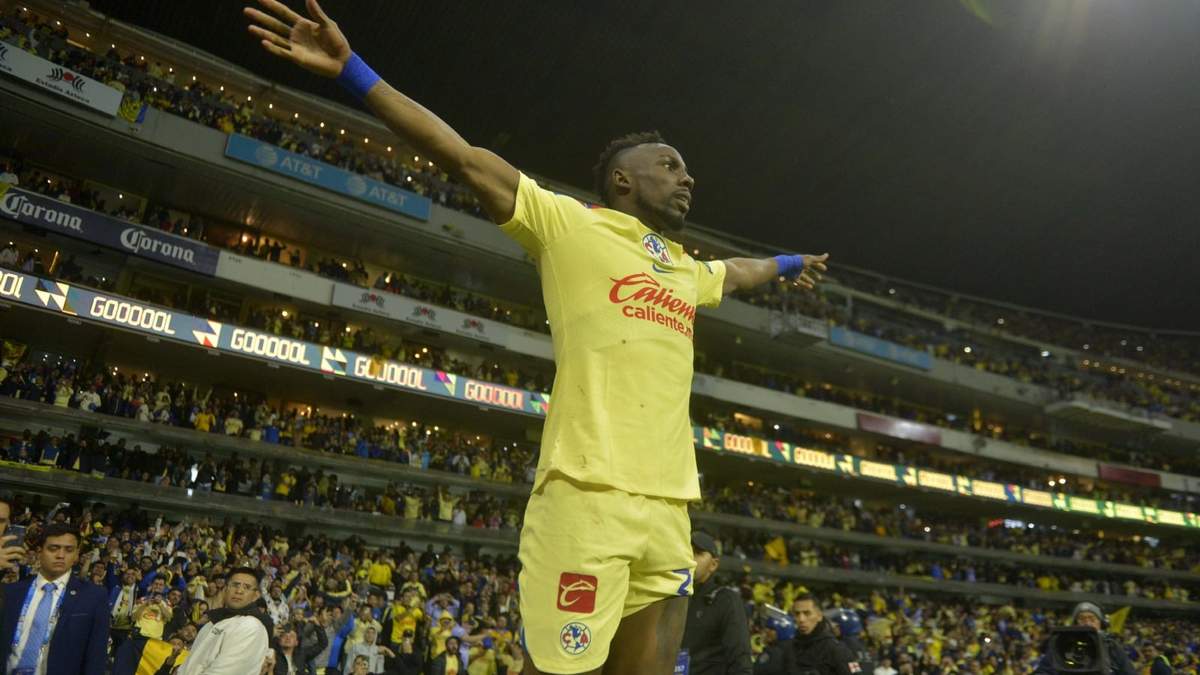 Quiñones celebra en el estadio Azteca