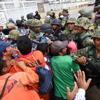 Custodiado por militares y policías, Peña promete indemnizaciones por explosión