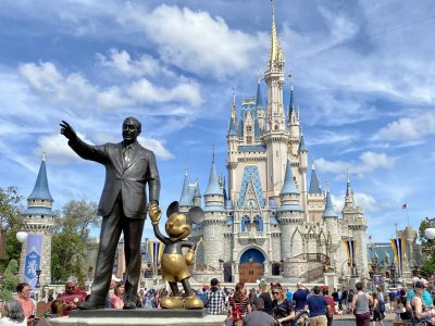 El sueño de todo niño: un hombre se metió en Disney para pasar la cuarentena