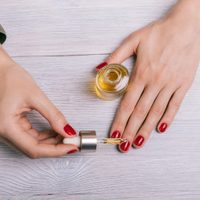 No compres caros ungüentos: la poderosa planta que ayudará a que tus uñas crezcan sin parar