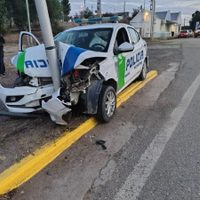 Un patrullero de Cipolletti se estrelló contra un poste en Neuquén durante una frenética persecución
