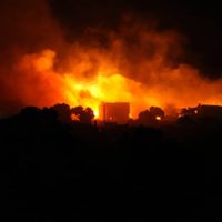Más de 100 bomberos luchan contra un gran incendio forestal en la isla de Quíos, al este de Grecia