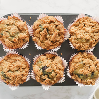 Muffins nube de frutos rojos con crumble arriba: muy fáciles y tan ricos que los vas a querer siempre junto al mate