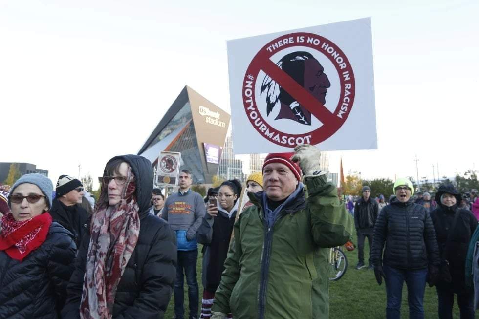 Líderes nativos americanos protestan contra el nombre y el logotipo de los Redskins frente al estadio US Bank antes de un partido de fútbol americano de la NFL entre los Minnesota Vikings y los Washington Redskins en Minneapolis el 24 de octubre de 2019