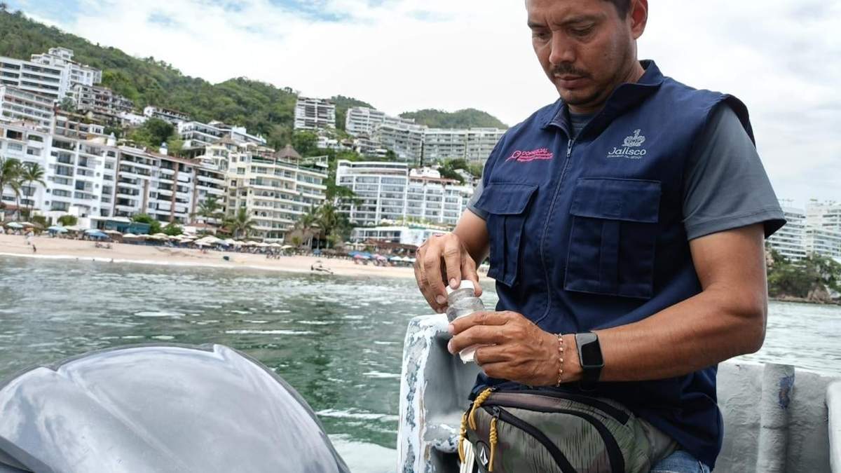 Toma de muestra de agua de una playa