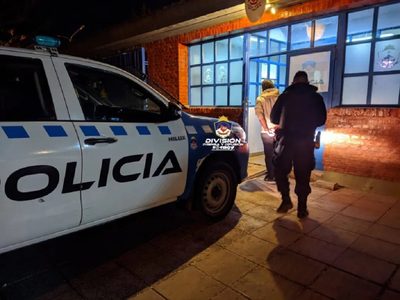 Tenía pedido de captura por cometer un robo, se paseaba por las calles de Neuquén y fue detenido