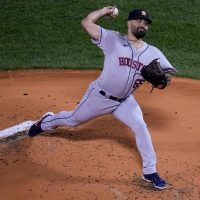 José Urquidy, primer mexicano en abrir juegos en dos Series Mundiales distintas. Esta es su historia