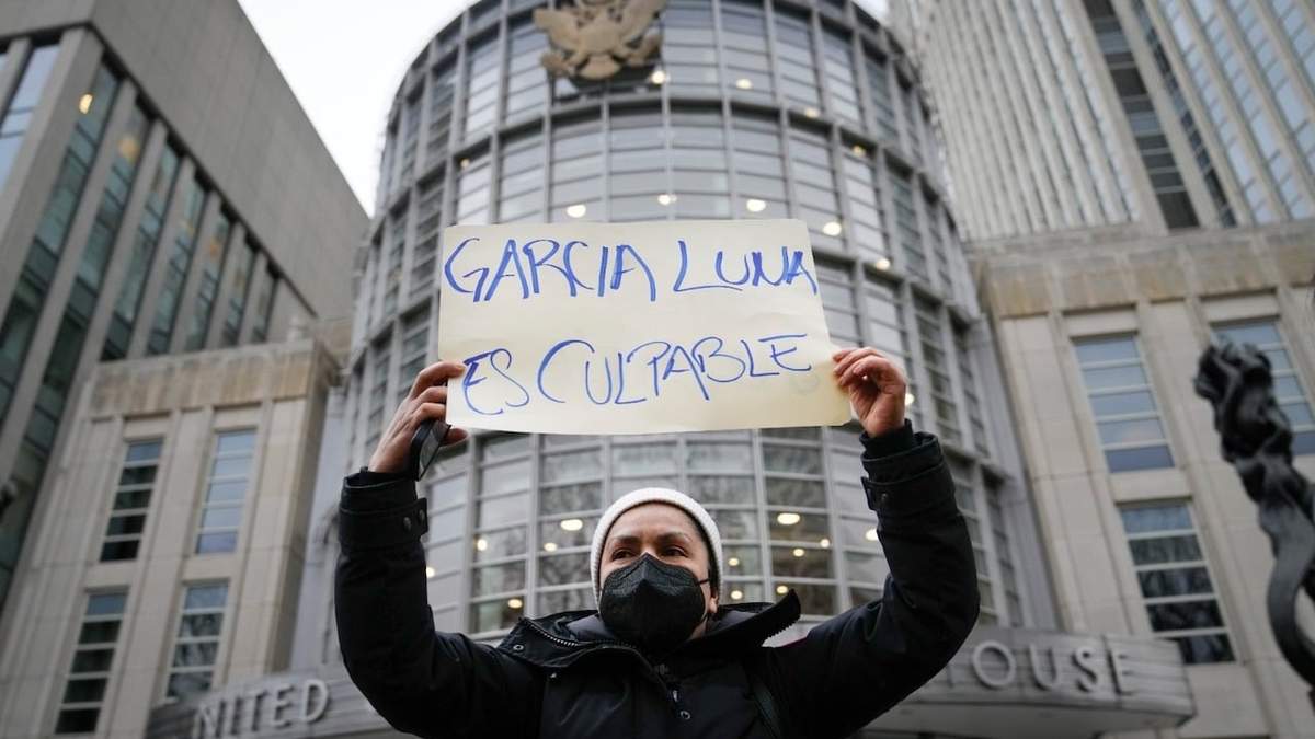 Manifestante afuera de la Corte de Brooklyn en la que fue declarado culpable García Luna