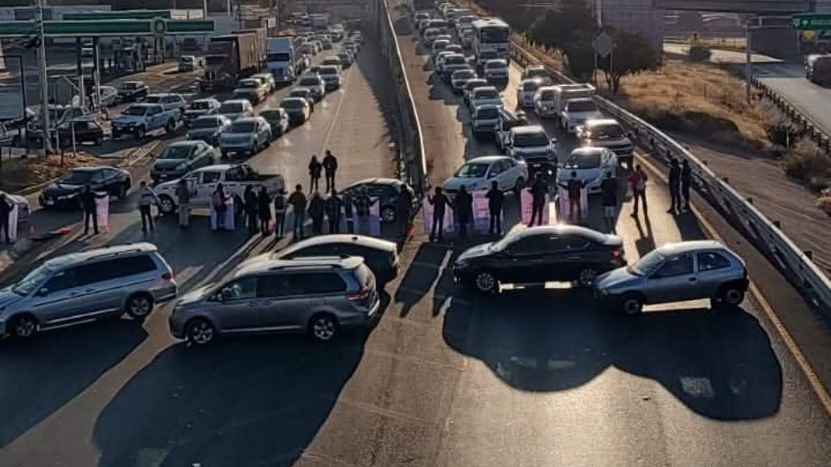 Familiares de Luis Alberto Espinoza bloquearon la carretera federal 45, antes de que se informara sobre el hallazgo de su cuerpo