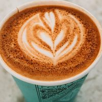Cuando tomes café no tires los vasos descartables: mirá cómo crear este jarrón moderno y con toda la onda