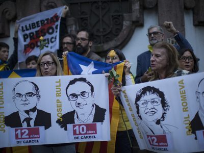 Líderes independentistas de Cataluña abandonan la prisión