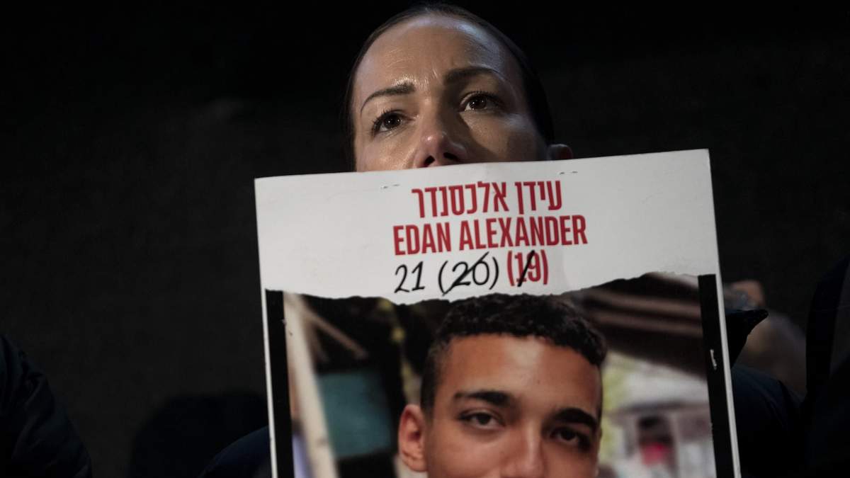 Yael Alexander muestra un cartel de su hijo, Edan, tomado como rehén por milicianos de Hamás el 7 de octubre de 2023