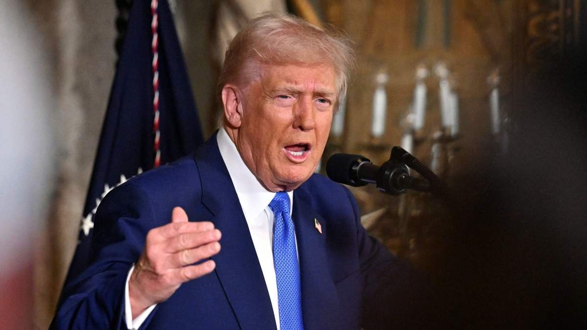 El presidente Donald Trump habla en Mar-a-Lago en la conferencia de prensa