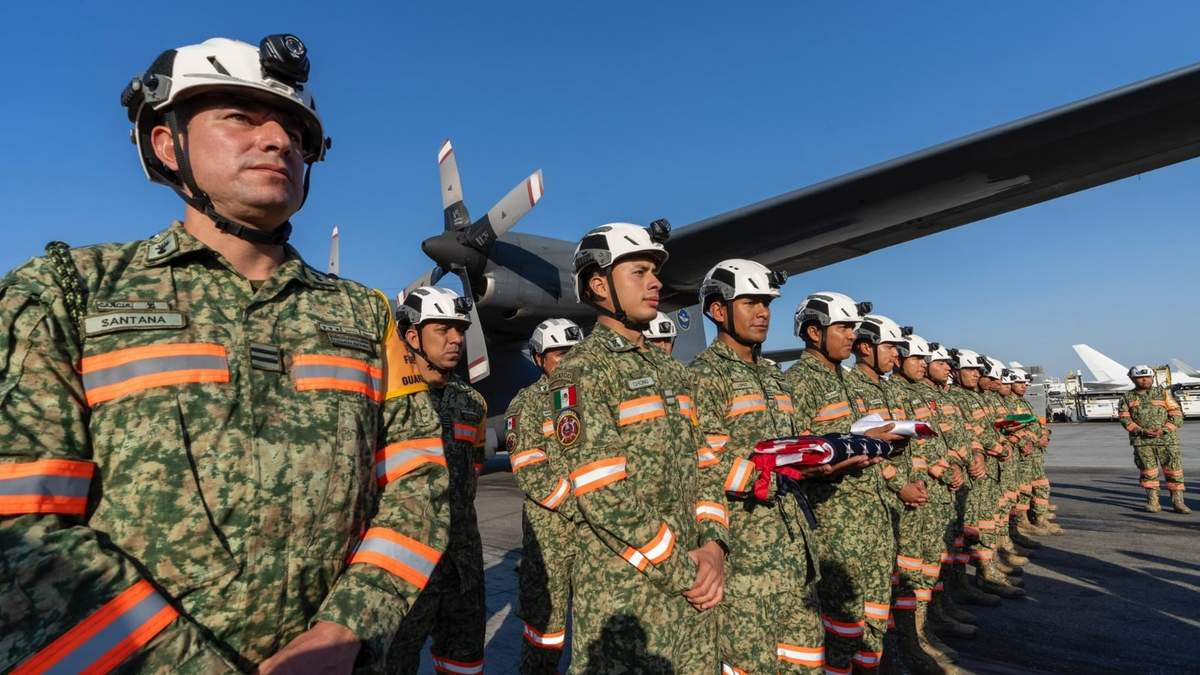 Bomberos mexicanos combaten incendios en Californi