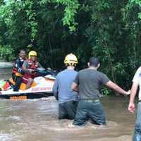 Rescatan a 17 personas atrapadas por inundaciones causadas por "Lorena" en Jalisco