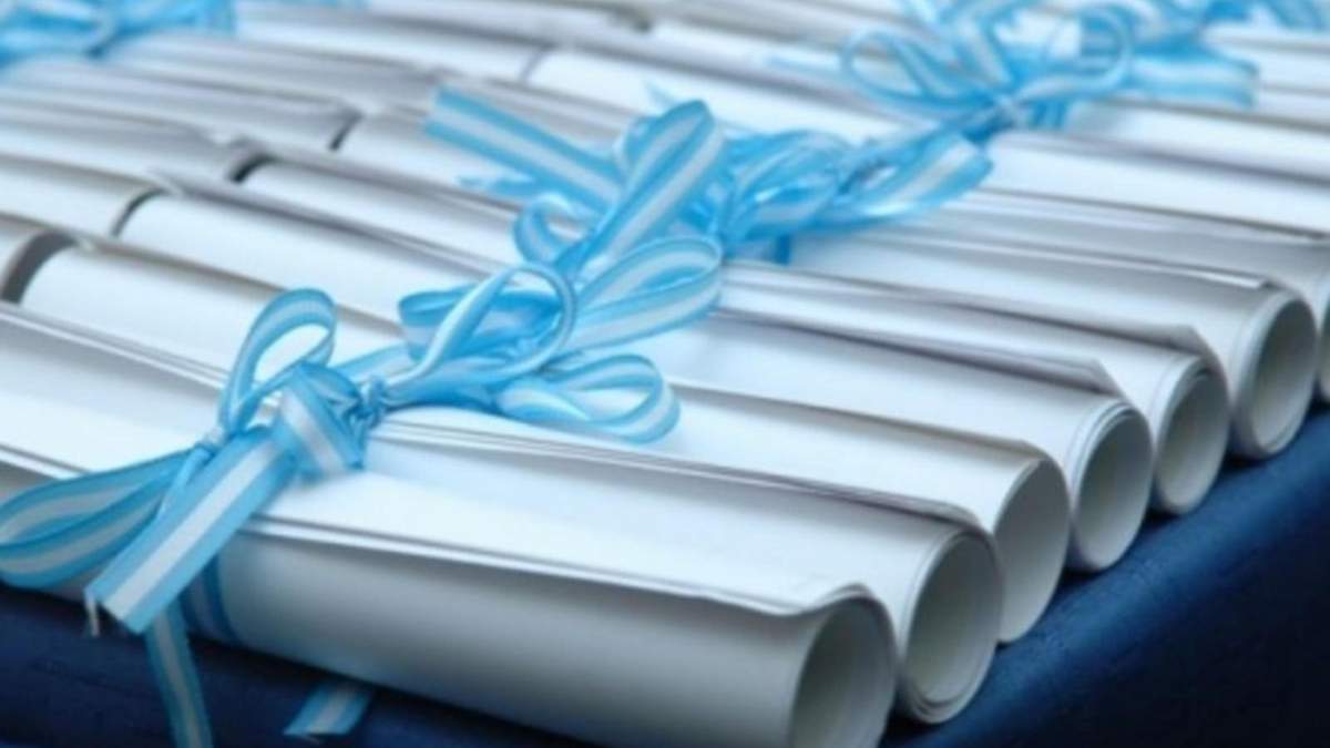Diplomas. Fuente: (Twitter)