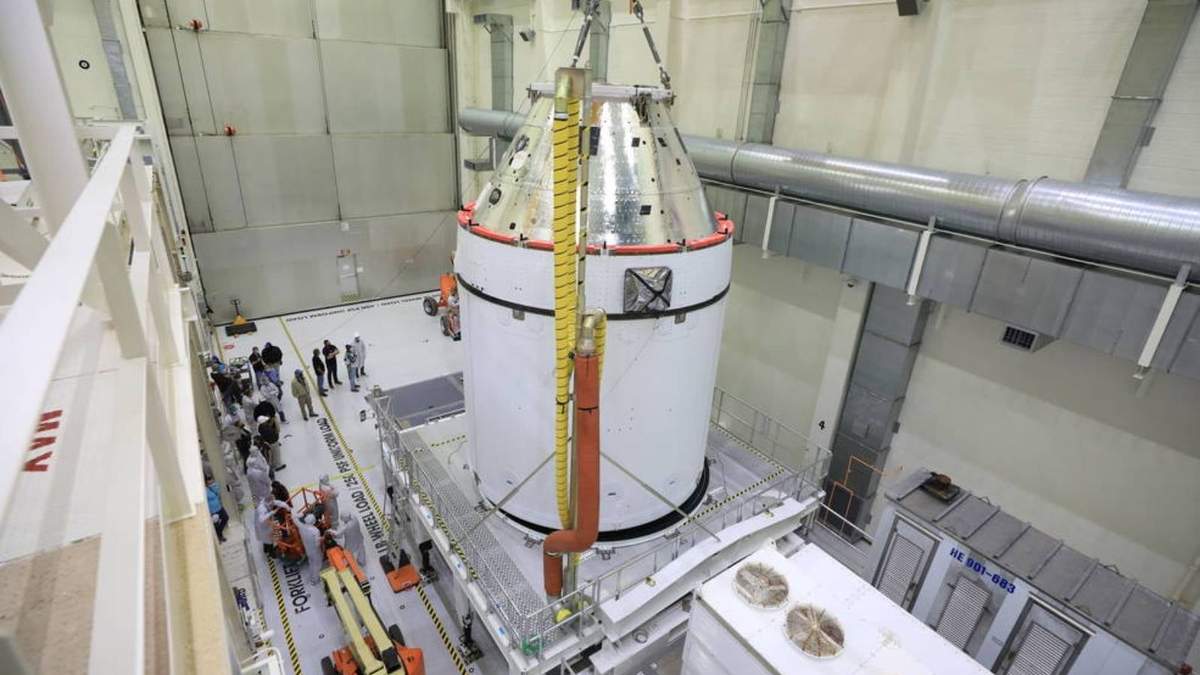 La nave Orion sobre su plataforma en el Centro Espacial Kennedy