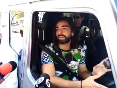 Aficionados increpan a jugadores de Rayados y colocan mantas contra Pizarro y Janssen