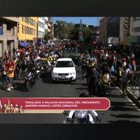Arropan cientos al nuevo presidente López Obrador en su recorrido al Palacio Nacional