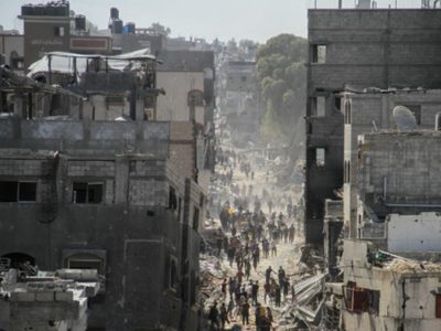 Mueren 25 palestinos por ataques de Israel contra desplazados y personas que esperaban ayuda en Gaza