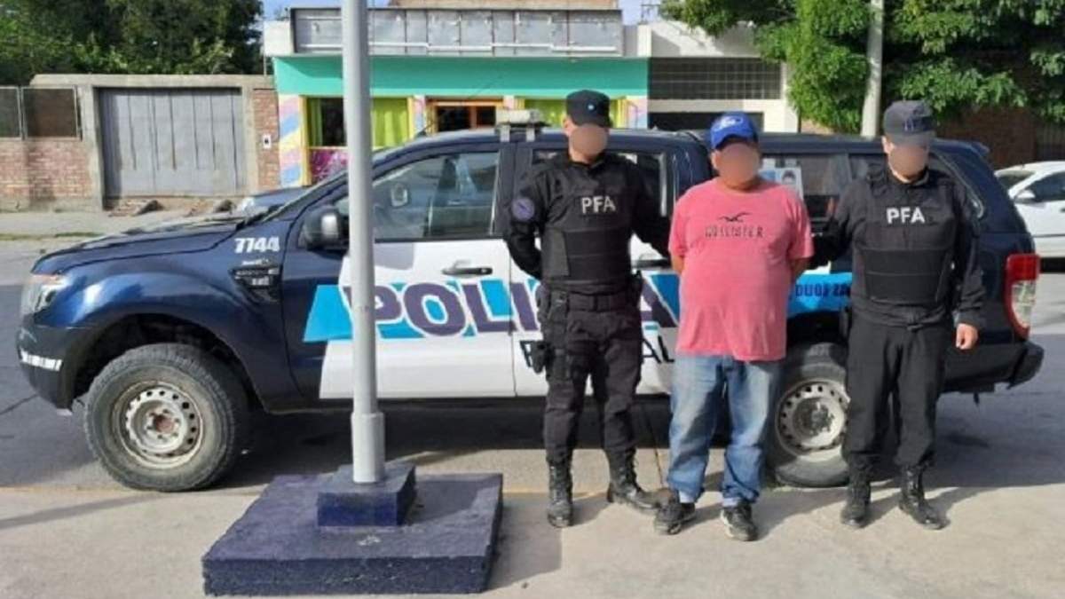 El sujeto fue detenido por los uniformados y quedó a disposición de la justicia federal de Zapala. Fuente: (PFA)