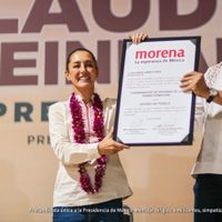 Sheinbaum entrega a Alejandro Armenta su constancia de precandidato a gobernador de Puebla