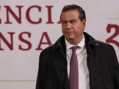 AMLO elogia labor del subsecretario Mejía porque le "aligera la carga"