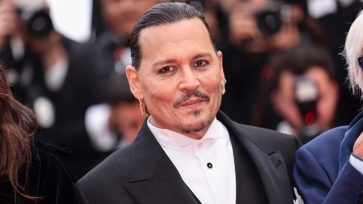 Johnny Depp posa a su llegada a la ceremonia de apertura