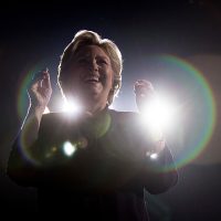 Filtra WikiLeaks discursos en los que Clinton elogia a Wall Street