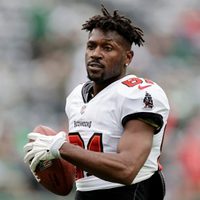 El exastro de la NFL, Antonio Brown, fue arrestado por intento de asesinato