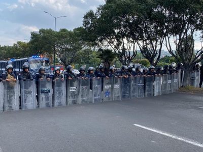 Protestan en Michoacán trabajadores de 70 planteles por impago de bonos