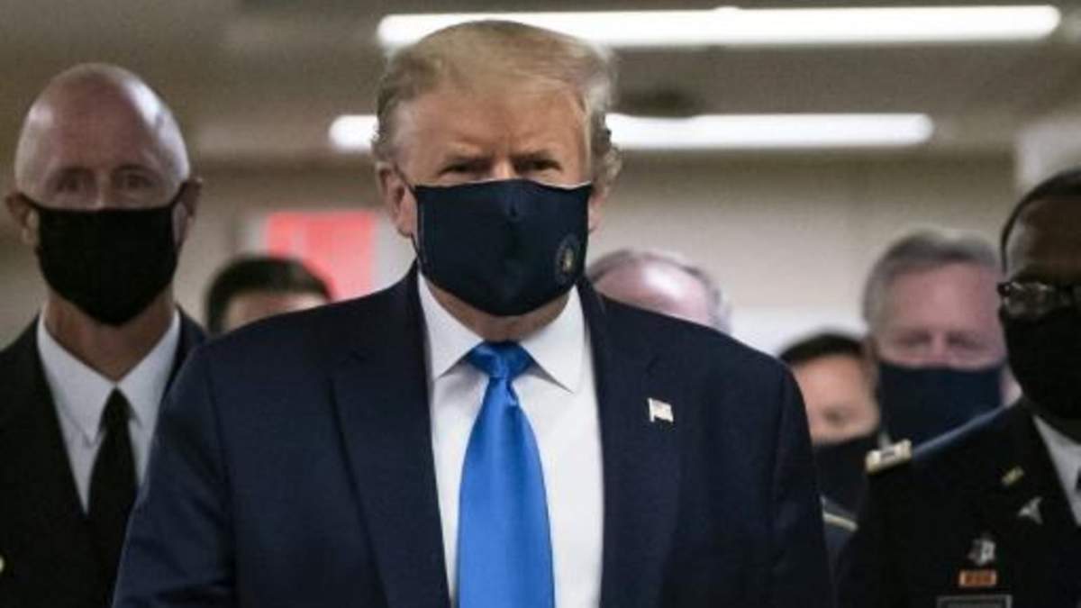 Donald Trump se mostró en público con tapabocas. Fuente (Twitter)
