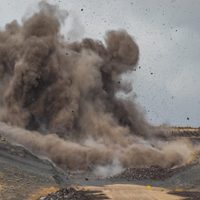 Voladura de rocas en el Cerro Caracol para la pavimentación de la RN 23